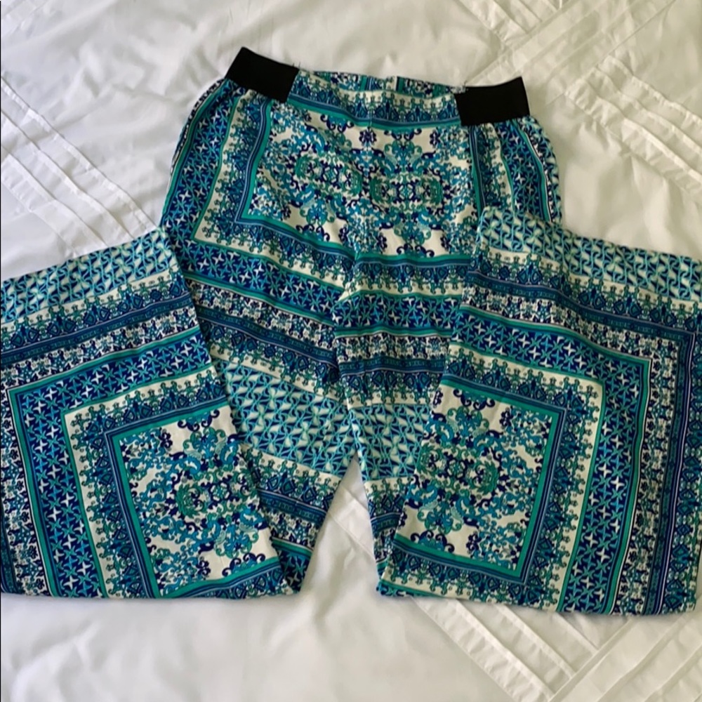 5 for $20 ✨ Love21 Flowy Floral Print Flare Pants